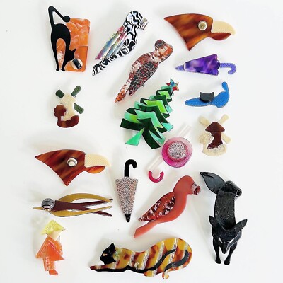 Broche Vintage Léa Stein - Modèle Chapeau Et Canne Années 68-80 En Celluloïd - Très Bon état