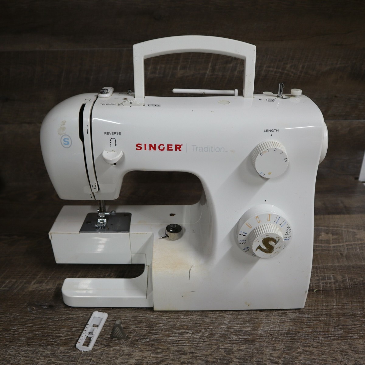 SINGER TRADITION 2259 SEWING MACHINE - AS IS - NOT TESTED - NO 