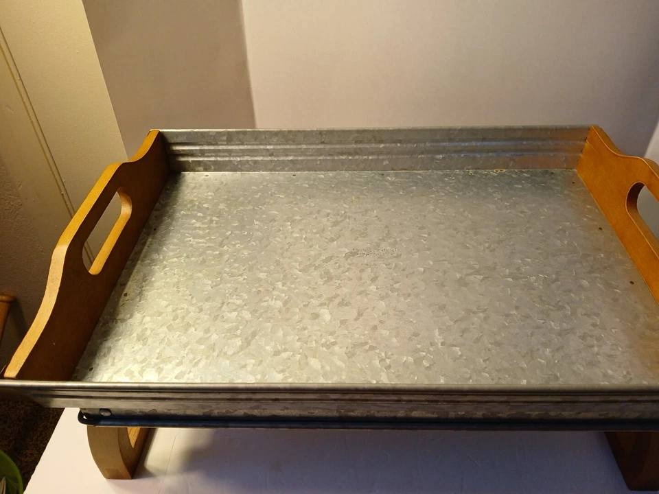 Bandeja rectangular de acero galvanizado Better Homes & Garden madera manos/piernas  Foto 2 de 4