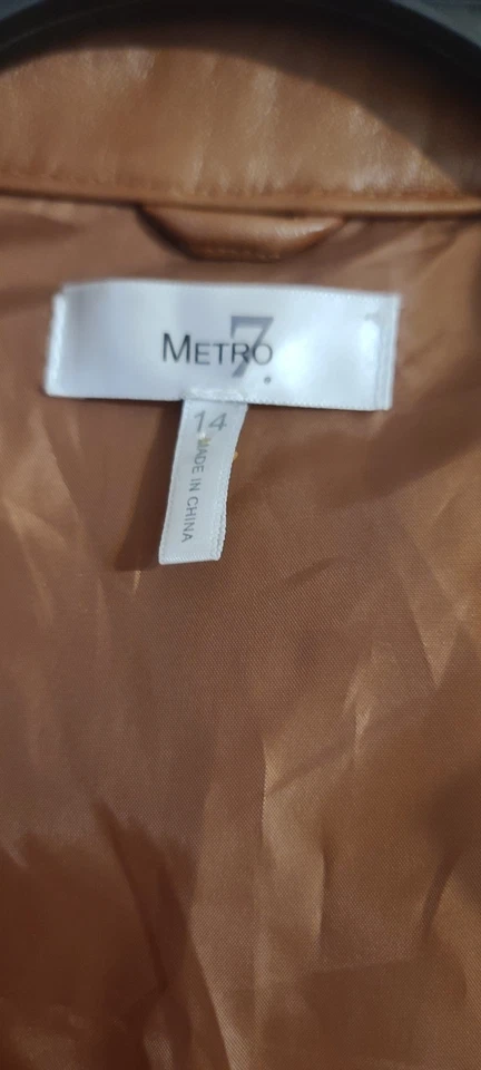 Jaqueta de motociclista feminina METRO7 cropped couro de cordeiro tamanho 14 marrom - Imagem 2 de 4