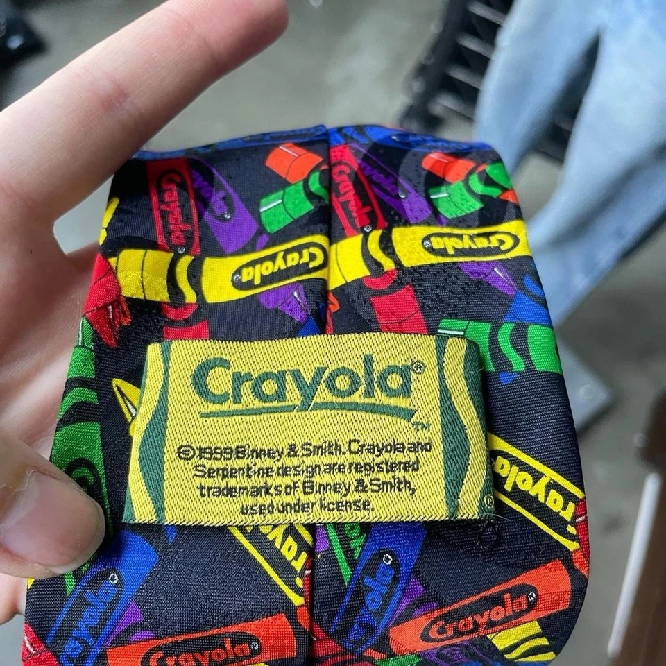 Gravata masculina Crayola vintage 1999 Binney & Smith lápis de cor arte professor gravata de pescoço - Imagem 3 de 3