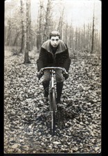 SPORT VELO / Coureur CYCLISTE en FORET / Carte-photo postale période 1920