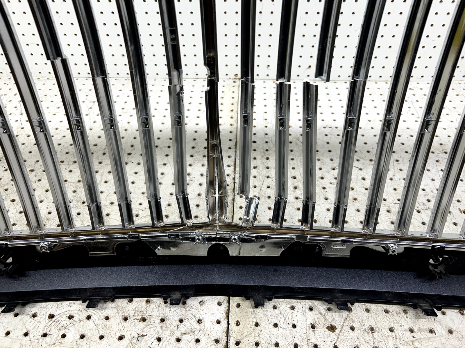 BROKEN 2020-2023 BENTLEY FLYING SPUR FRONT RADIATOR GRILL TRIM OEM 3SE853667