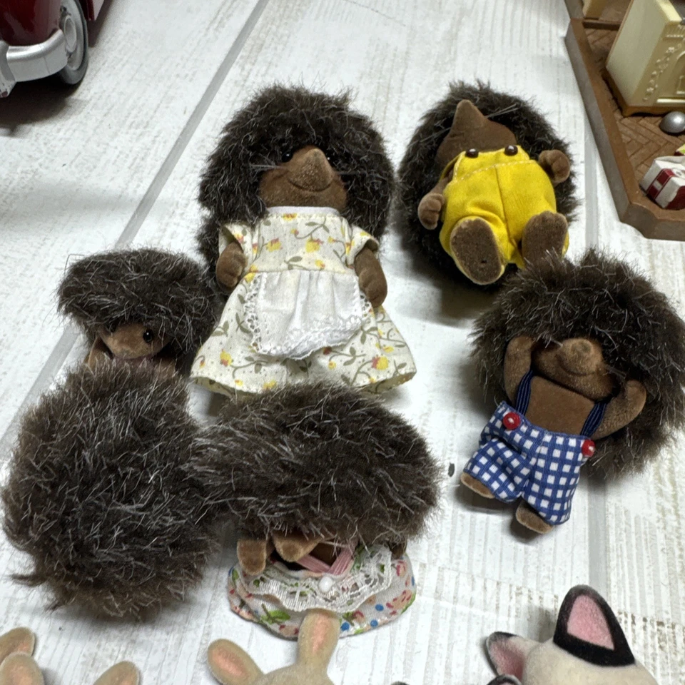 Calico Critters Techo Rojo Casa de Campo con Accesorios 25 Figuras Coche Casa en el Árbol Foto 4 de 4