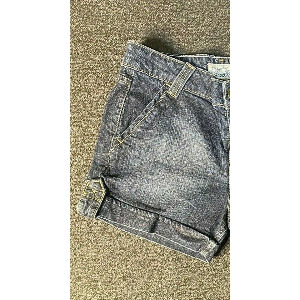 Pantalones Cortos de Denim de Algodón Cortado Levi Strauss Azul para Mujer Etiqueta 8 (31x4) Foto 2 de 4