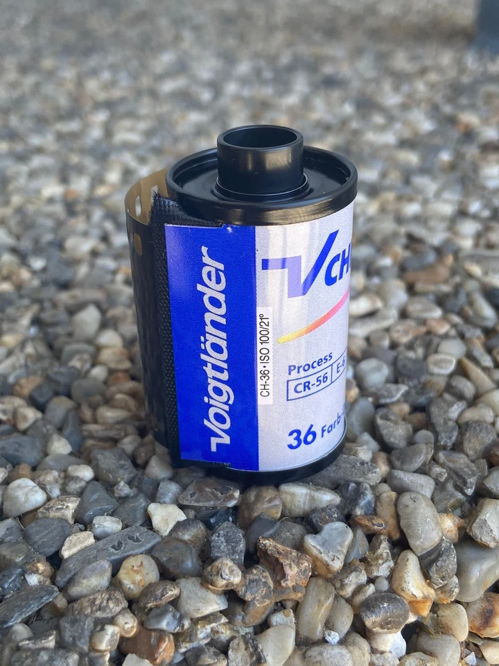 (Un solo rollo) Voigtlander VChrome 100 35 mm película deslizante 135-36 caducada de colección Foto 3 de 4