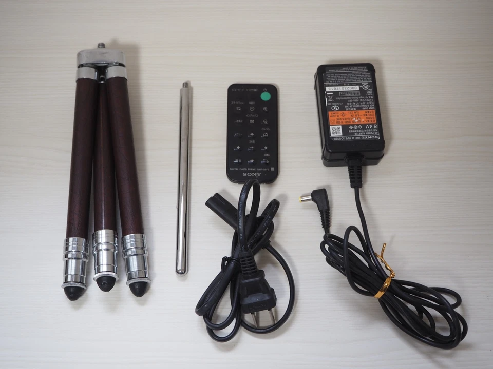 Sony DPF-X1000 Digital Picture Frame 10.2" LCD - Great Display, Works Perfectly - Image 2 of 4