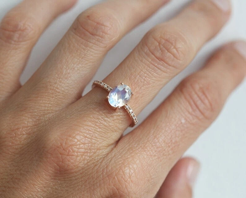 Anillo de compromiso de piedra lateral de compromiso de piedra lunar ovalada de 2 quilates enchapado en oro rosa de 14 quilates Foto 4 de 4