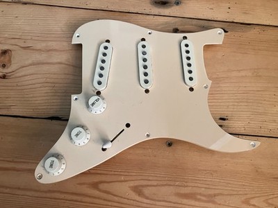 Fender Squier Bullet Strat Stratocaster Gitarre geladen Kratzplatte inkl. Tonabnehmer