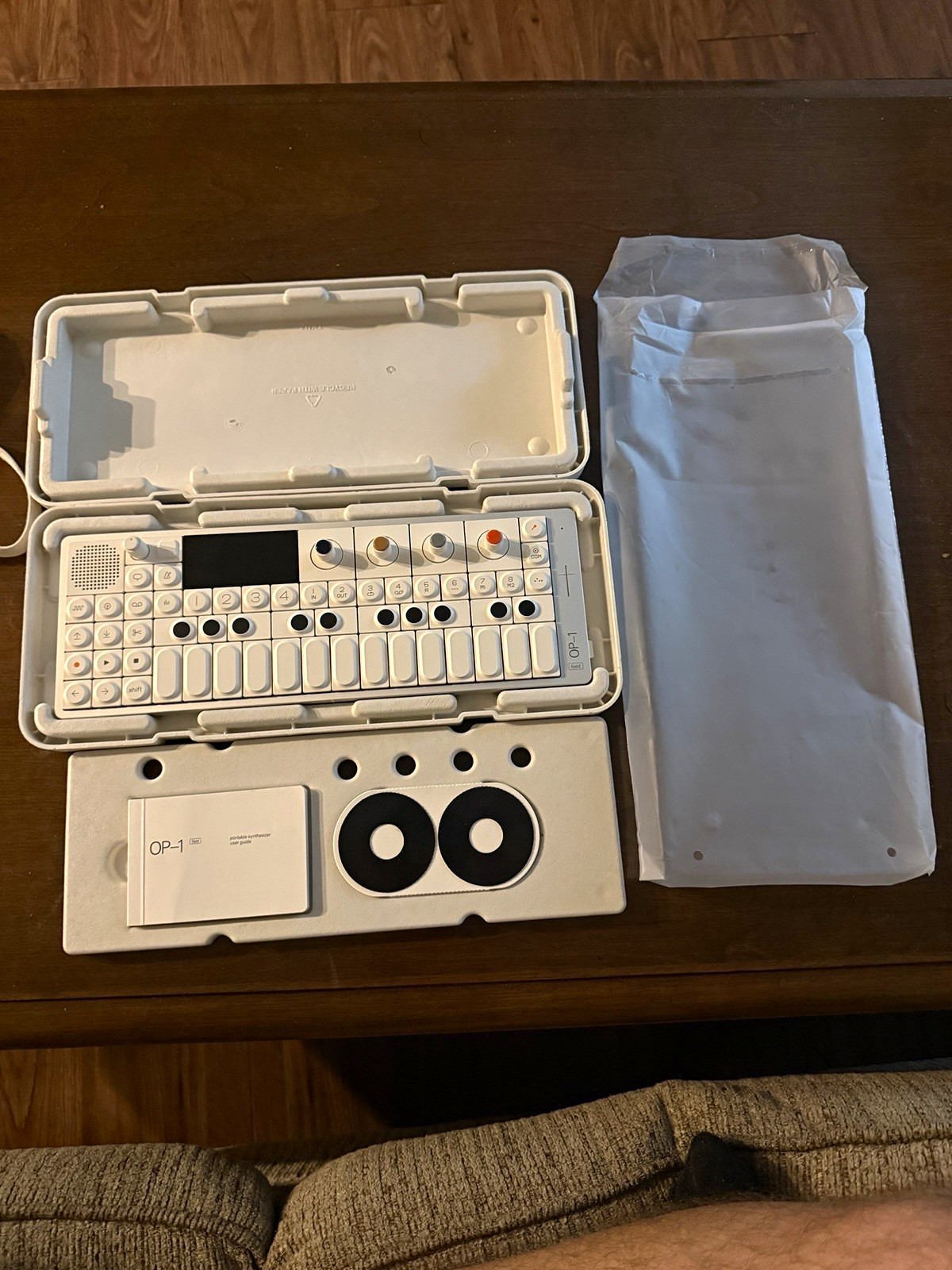 Teenage Engineering OP-1 Field, CIB
