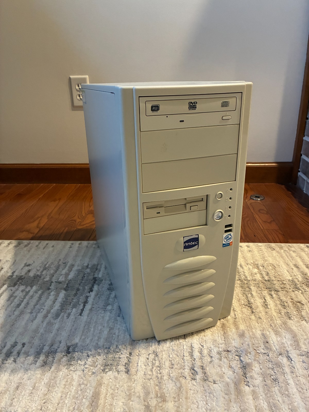 Antec SLK1650 beige vintage retro sleeper ATX PC case + DVD-RW & Floppy drives