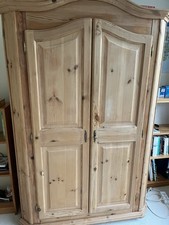 Schrank aus hellem Holz, massives Kiefernholz