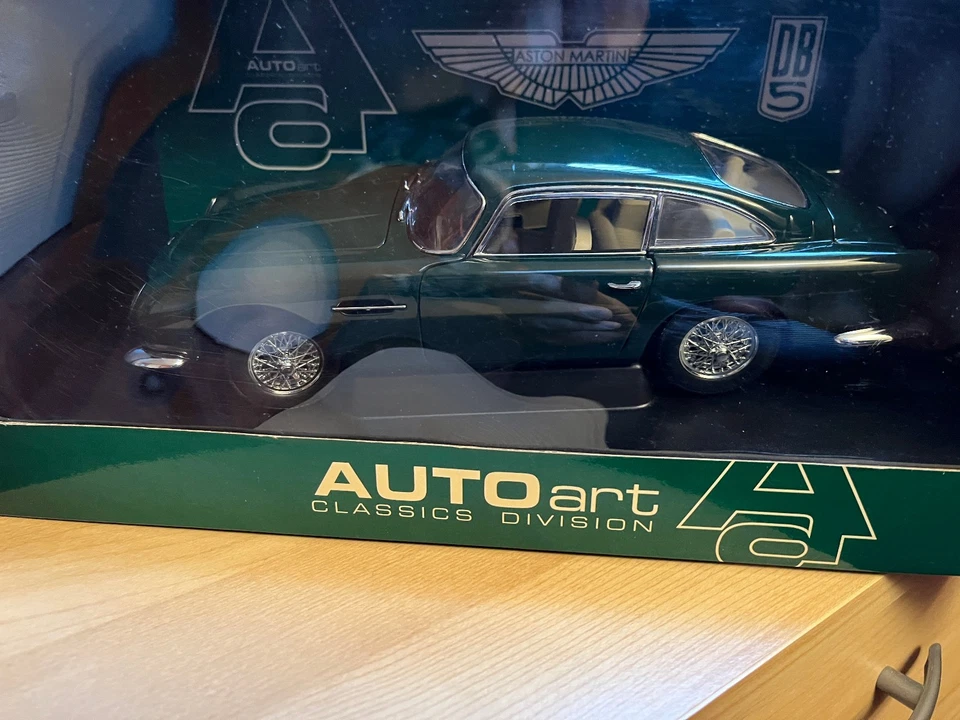FREE SHIPPING!!  New AUTOart British Racing Green ASTON MARTIN DB5 1/18 - Image 4 of 4