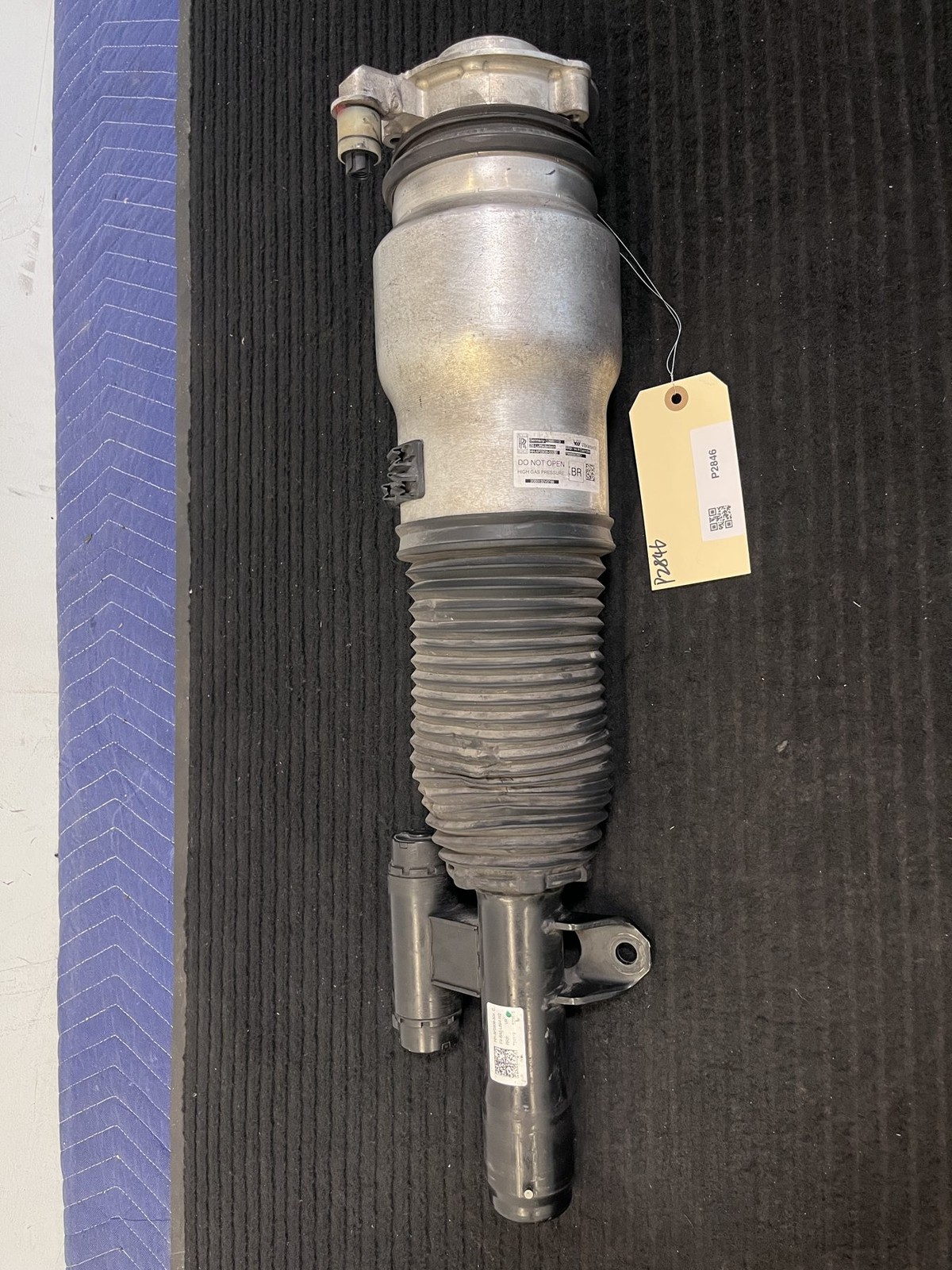 Rolls-Royce Cullinan 2019-2020 Front Right Air suspension strut P/N 37106899088