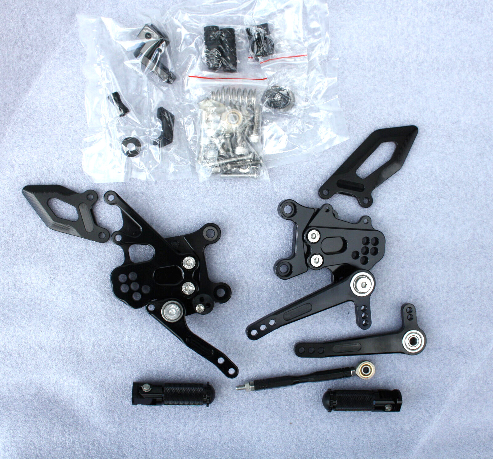 Commandes reculées repliables Aprilia Tuono V4 pour éviter la casse des platines d'origine