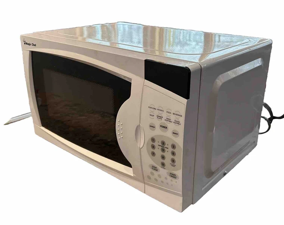 Magic Chef 0.7 Cubic Ft Countertop Microwave Oven White MCM770W1 - Image 3 of 4