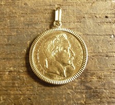 Pendentif porte-pièce ciselé