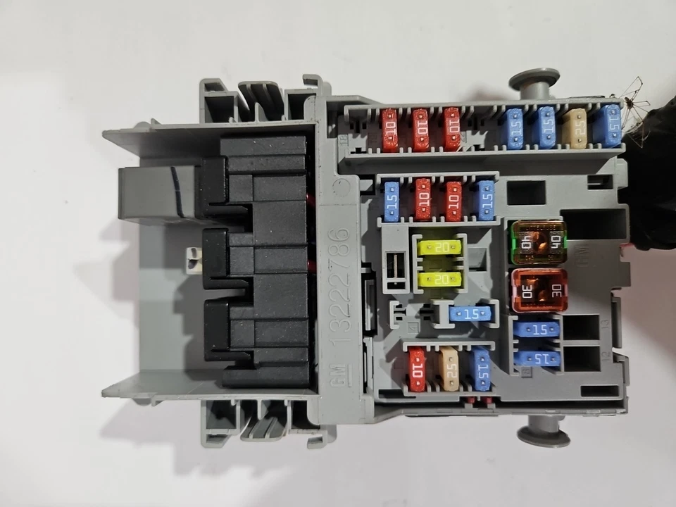 2010-2012 CADILLAC SRX RIGHT PASSENGER SIDE INTERIOR FUSE BOX RELAY UNIT OEM. B4 — 第 2/4 张图片