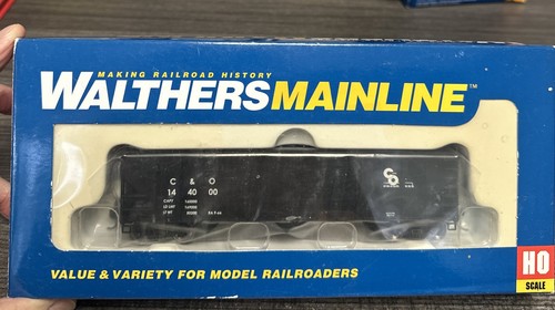 Tolva Walthers MainLine HO 910-6715 50’ 100 toneladas oriental de 3 bahías Chesapeake y Ohio | Condition: New