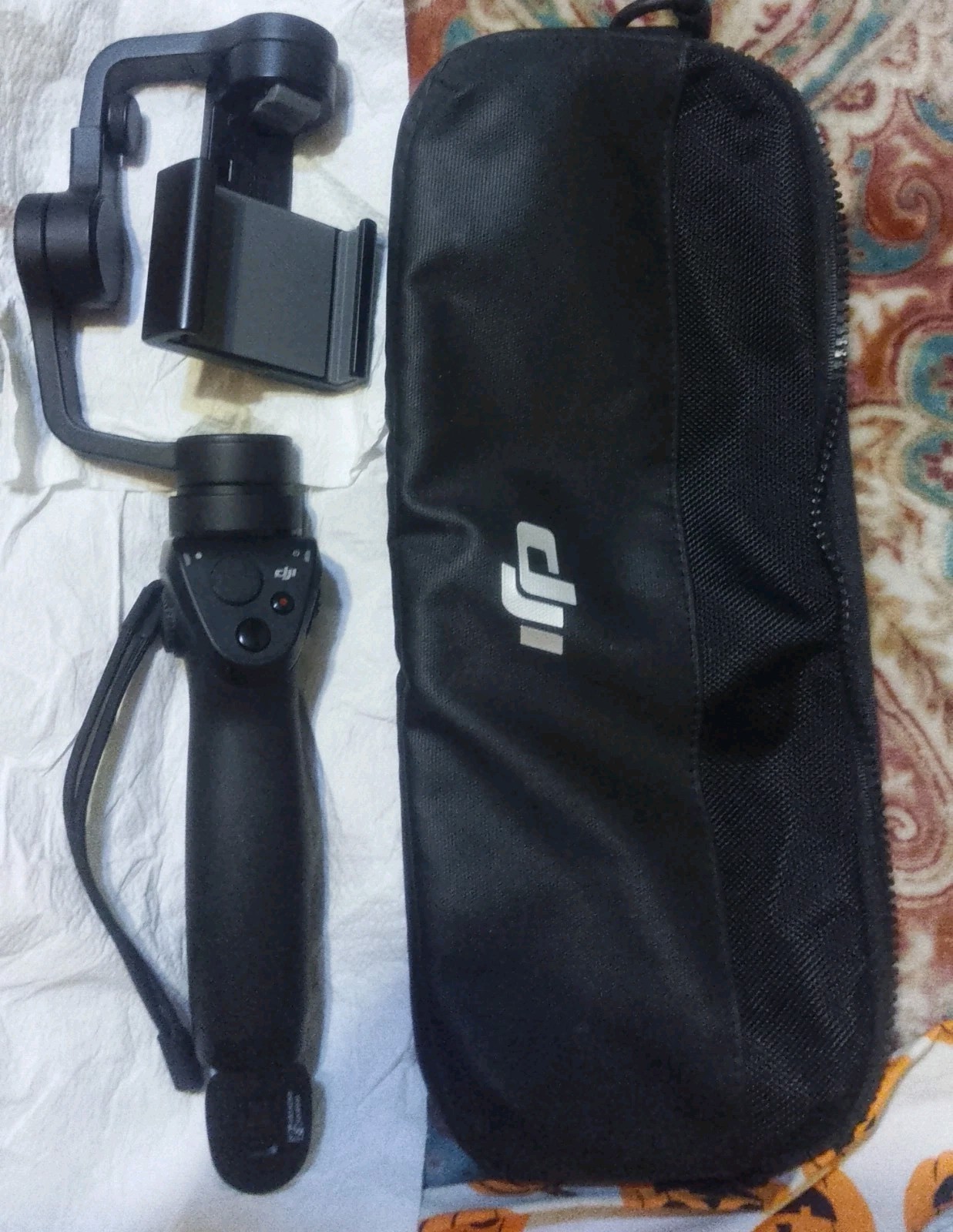 DJI Osmo Mobile Gimbal Stabilizer for Smartphones (DONT HAVE THE CHARGER CORD)