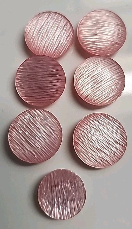 Juego de 7 botones de caña de plástico texturizado rosa 0,66" 16,9 mm y 1 pequeño 0,57" Foto 2 de 4