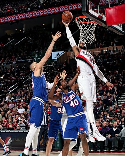 Carmelo Anthony Portland Trail Blazers Unsigned Dunk vs Sacramento 16x20 Photo