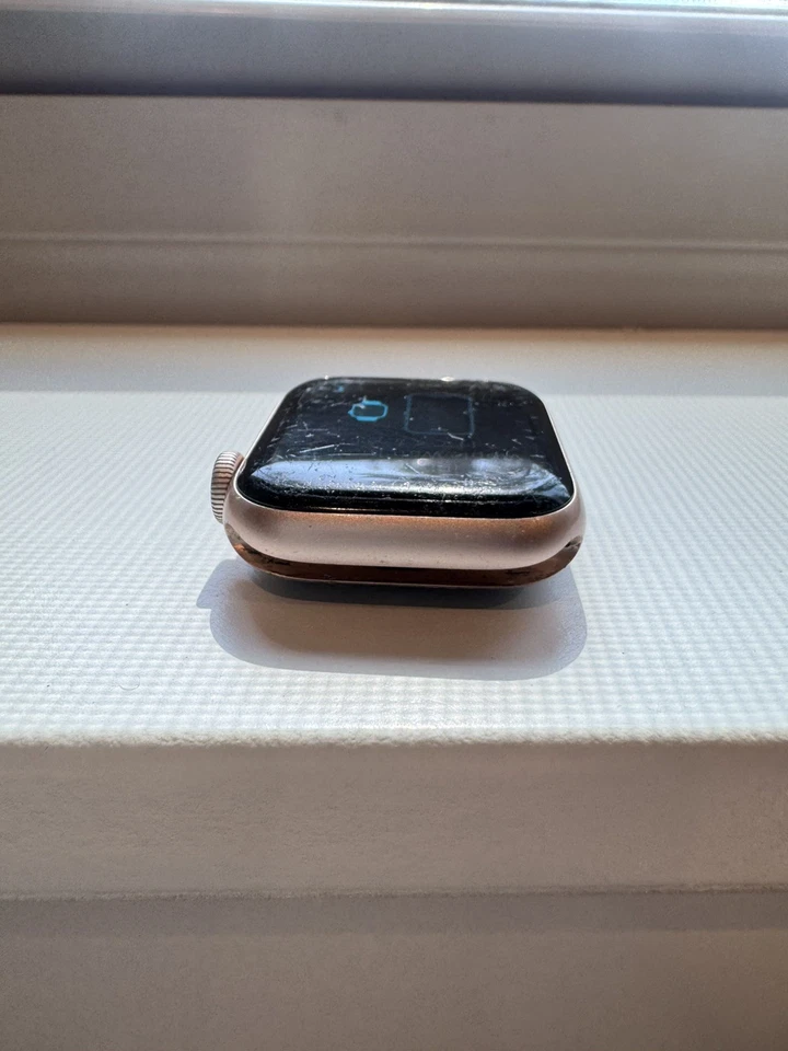 Apple Watch Series 4 40 mm Rose Gold Aluminum Case GPS - Image 4 of 4