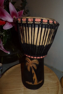 Petit Djembé Artisanal en Bois Sculpté - 33 cm - Photo 1/4