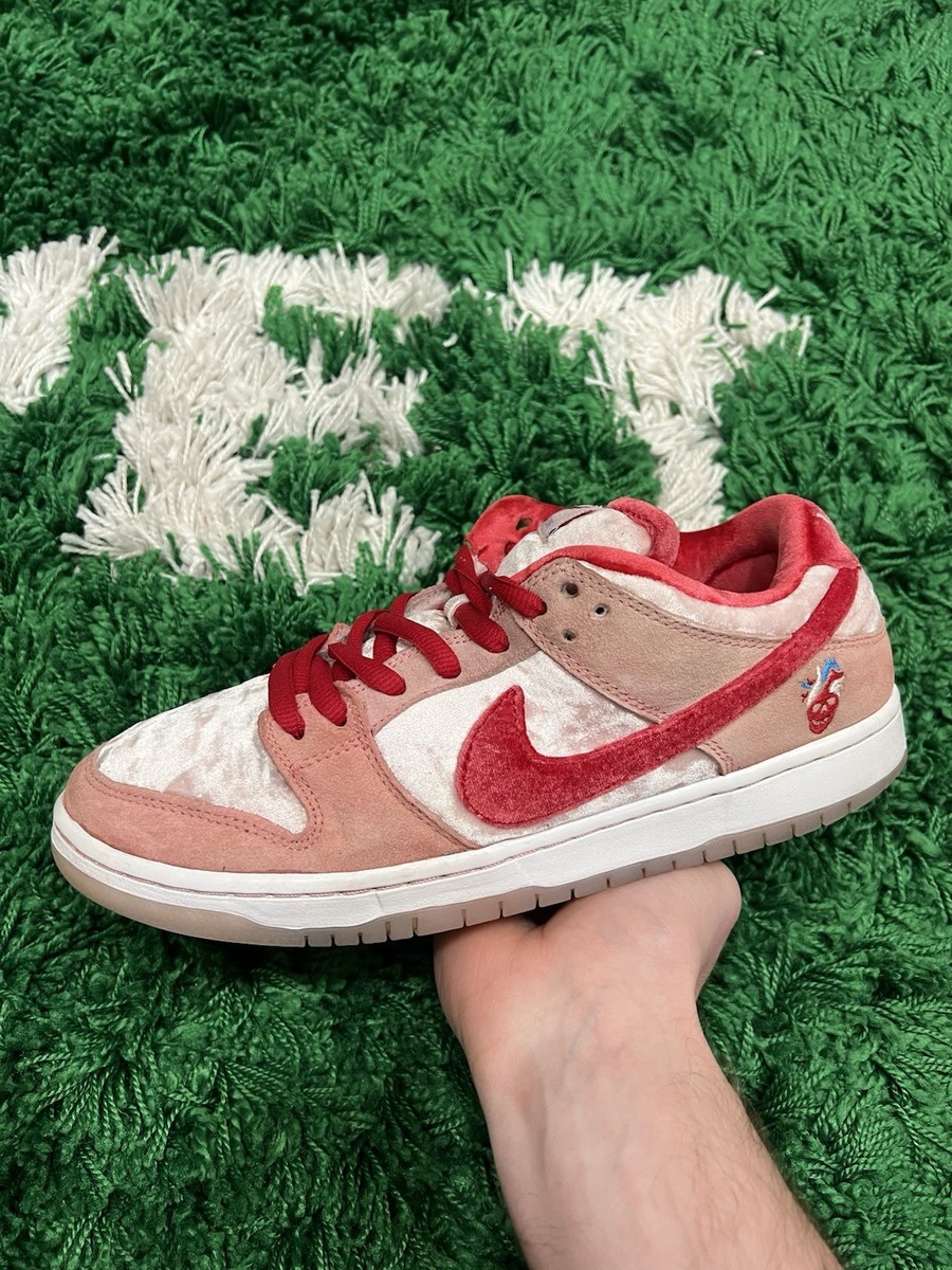 Nike SB Dunk Low Strangelove Skateboards Size 9M Used  display picture 2