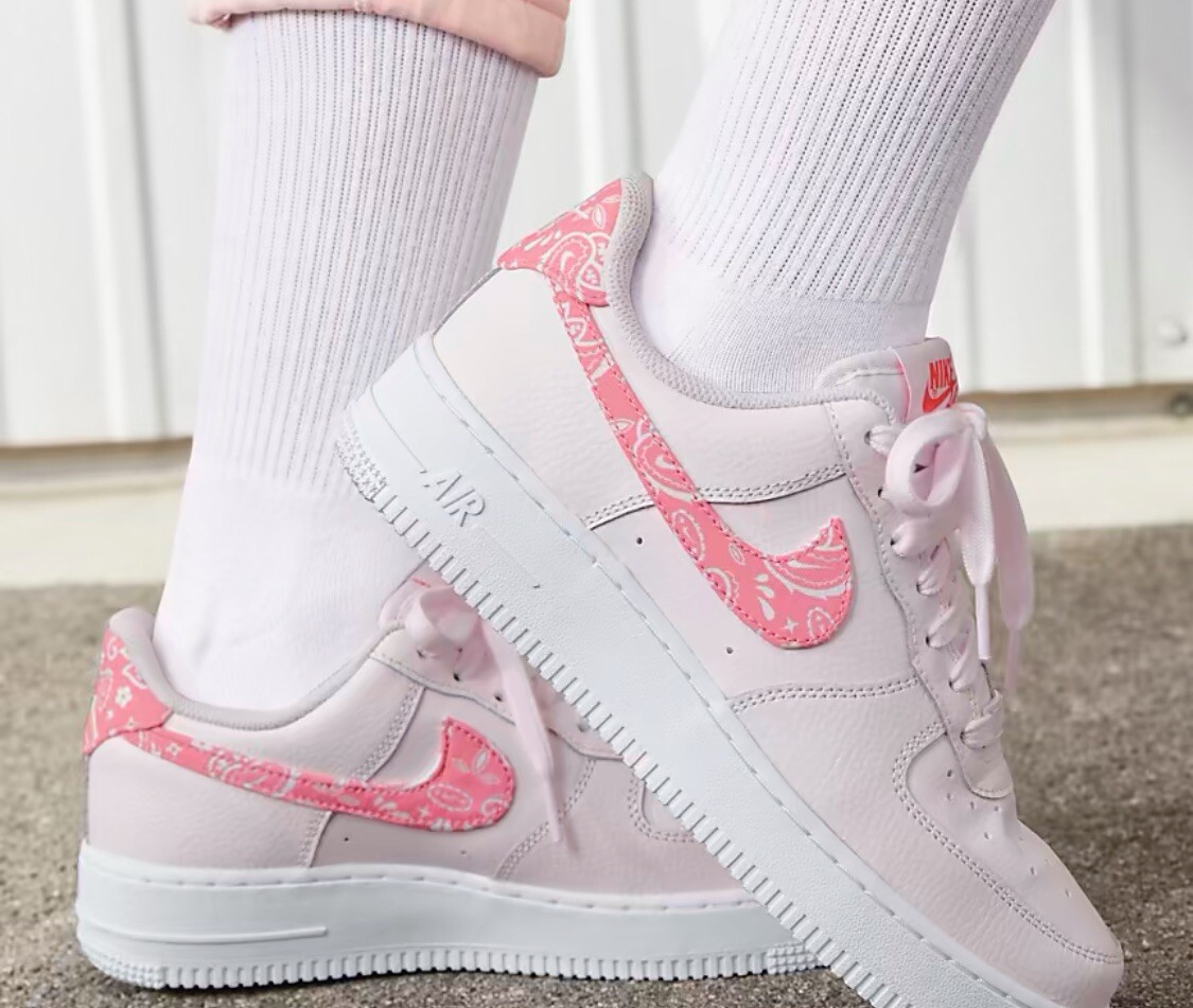 strawberry pink nike