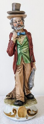 Große Mid Century Capodimonte ''Tramp with Two Hats'' Figur mit Beschädigungen