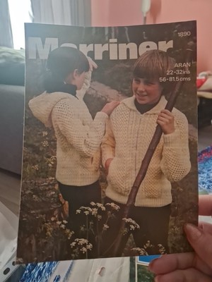 Marriner 1890 Strickmuster Jungen/Mädchen Aran Kapuzen/Kragen Jacken 22-33'' 
