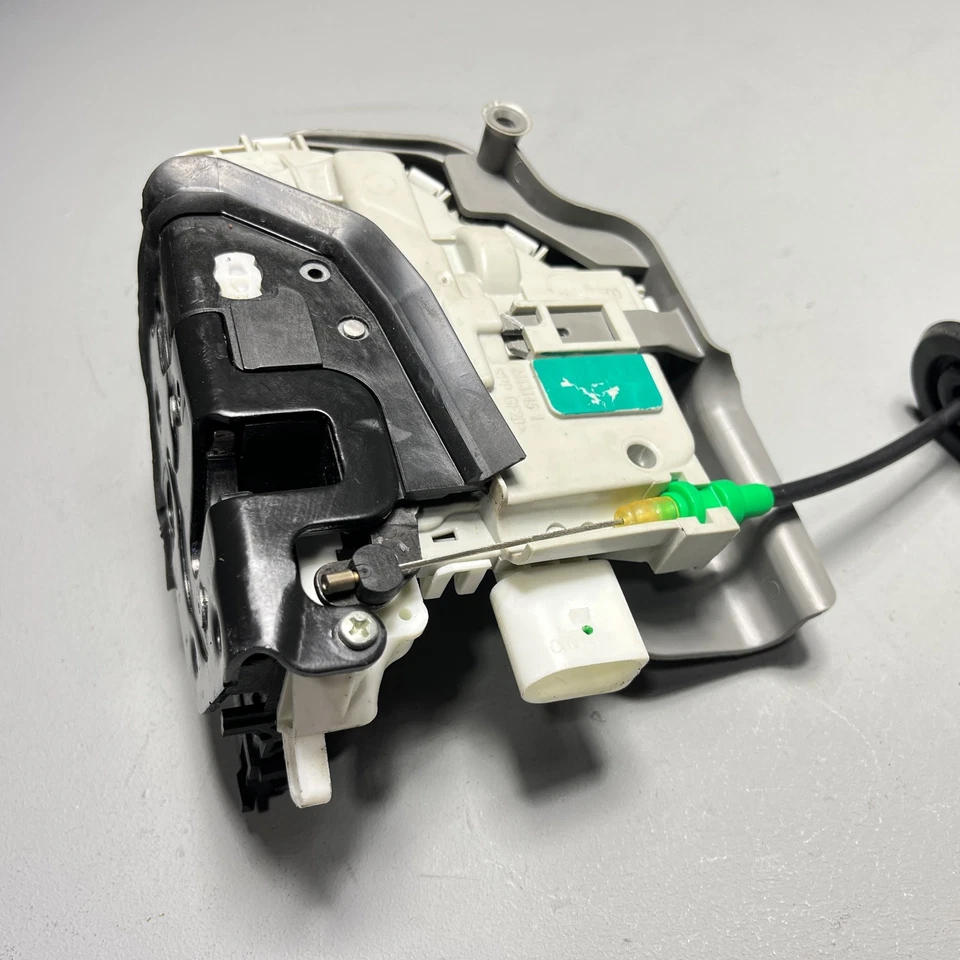 Actuador de pestillo de cerradura de puerta del conductor delantero OEM para Audi A5 Quattro 2018-2024 Foto 3 de 4