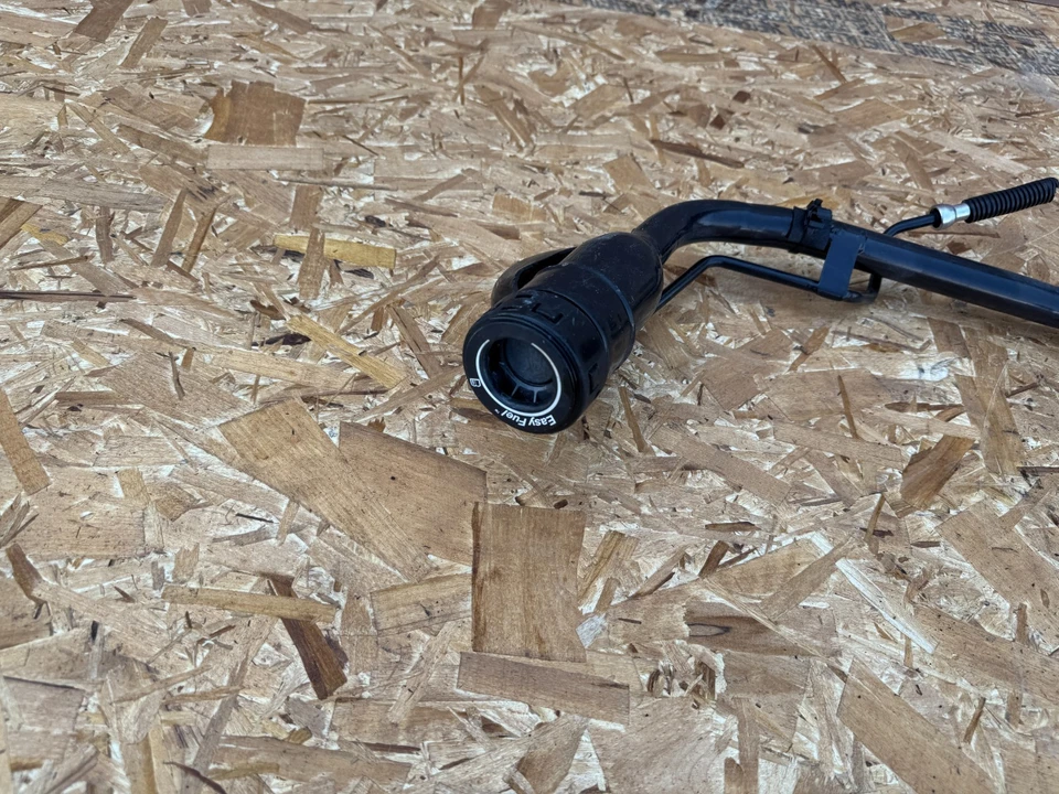 FORD MUSTANG GT 2018-2023 OEM MONTAJE DE CUELLO DE LLENADO DE COMBUSTIBLE DE GAS Foto 2 de 4