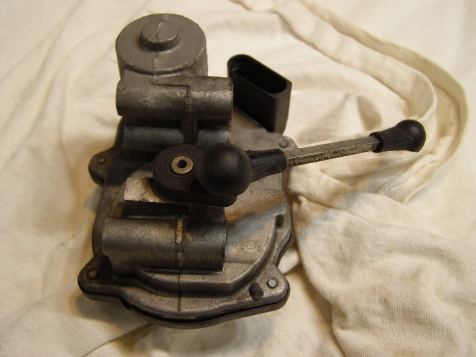 Actuador de aleta colector de admisión Volkswagen Jetta Wolfsburg 2008 OEM 06F133482 D Foto 3 de 4