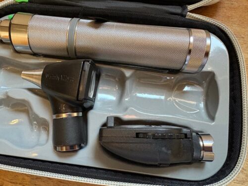 Welch Allyn ophthalmoscope and otoscope diagnostic set (Ex-Demo) - Picture 2 of 4