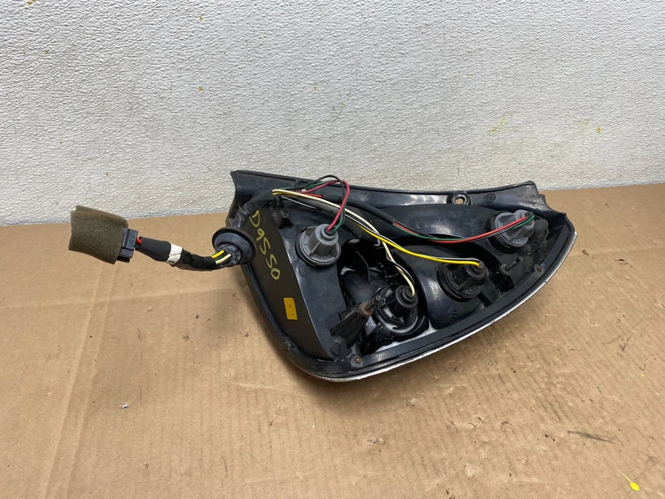 Luz trasera izquierda del lado del conductor Daewoo Nubira Station Wagon 2000 a 2002 OEM D9550 Foto 4 de 4