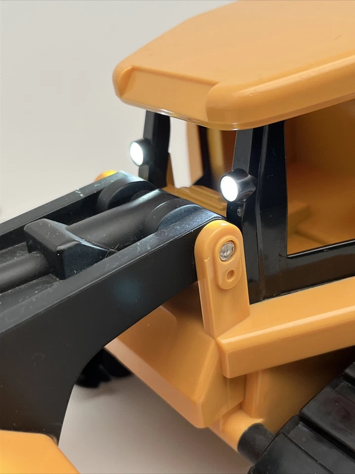 Bulldozer de juguete amarillo con licencia John Deere a pilas TOMY H0514Q00 EX2-5AZ Foto 4 de 4