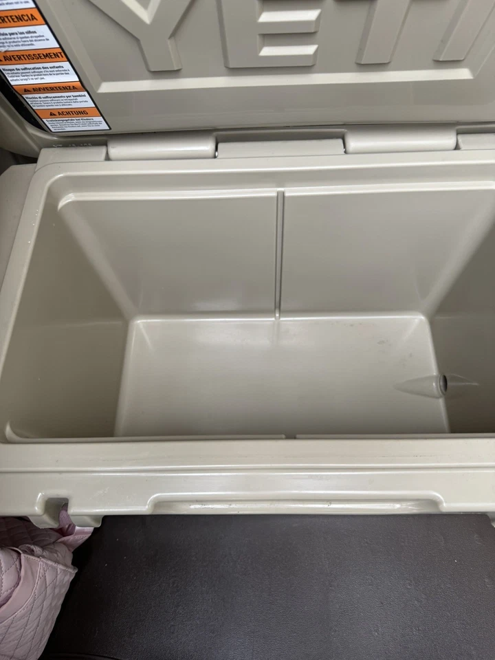 Enfriador YETI Tundra 45 (Color: Bronceado) Enfriador YETI Tundra 45 (Color: Bronceado) Foto 2 de 4