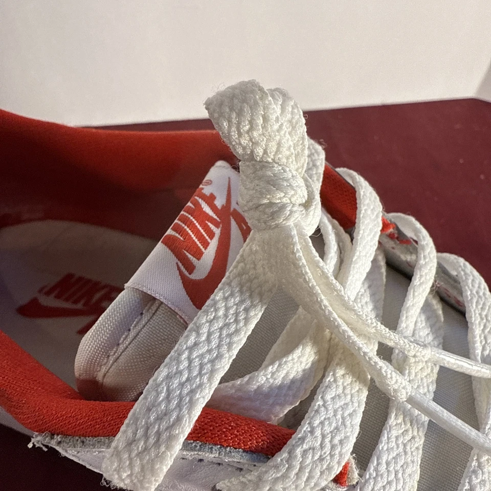 Talla 9.5- Nike Air Jordan 1 Retro Bajo OG Rojo Universitario 2015 Foto 4 de 4