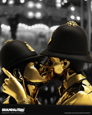 Mighty jaxx Kissing Coppers Gold Rush Edition Limited Fashion Art