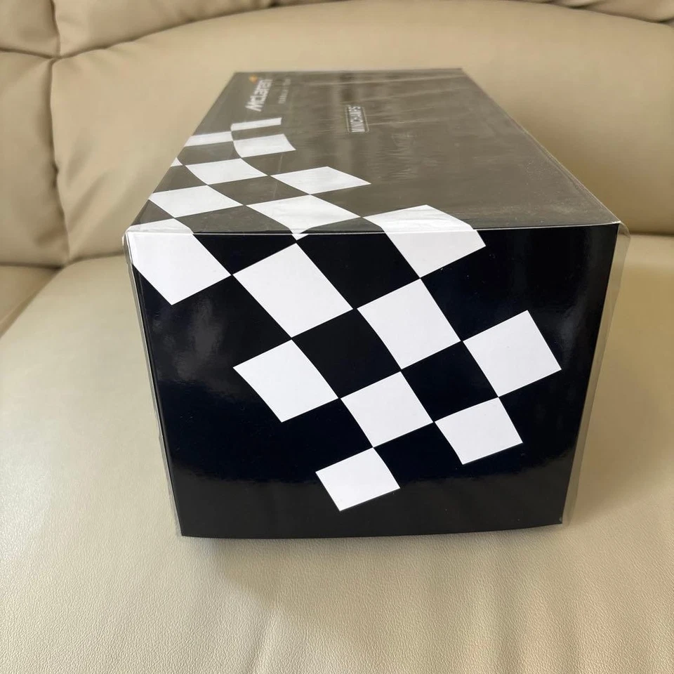 Modello Minichamps 1/18 McLaren MCL36 Daniel Ricciardo Bahrain GP 2022 - Immagine 2 di 4