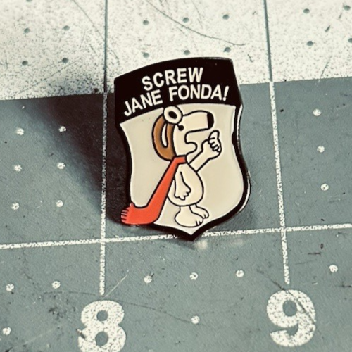 Spilla da bavero vintage vite Jane Fonda Snoopy guerra Vietnam 2 disponibile mai indossata - Foto 1 di 2