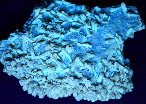 VERY FLUO SW/MW/LW STILBITE, RARE! 9X7X2 CM, 70G, BLACK LAKE, QUEBEC, CANADA #2 - Picture 3 of 3