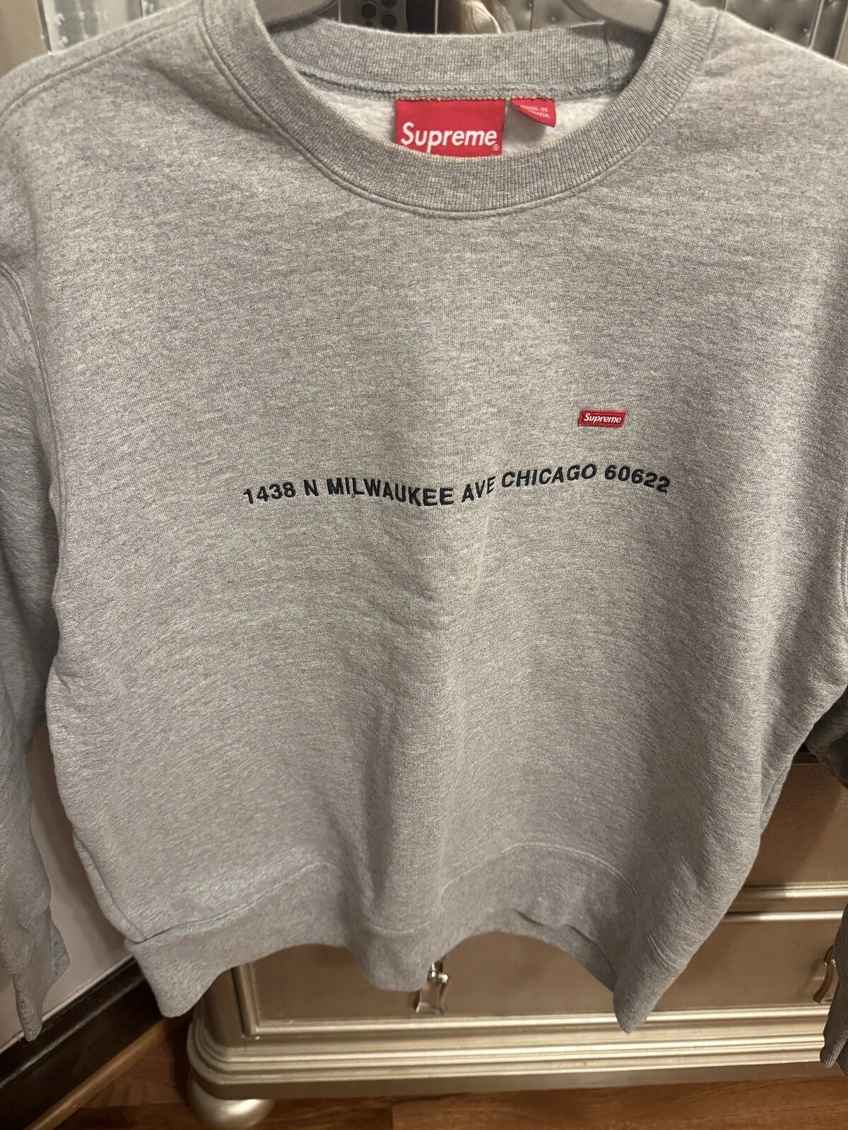 Col rond logo petite boîte suprême (exclusivité ouverture boutique Chicago)