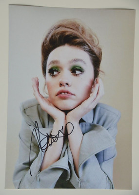 Aimee Lou Wood signed 20x30cm  Foto Autogramm / Autograph IP4 Sex Education