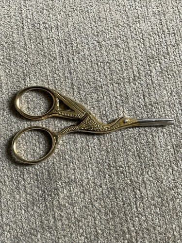 VINTAGE 3 1/2" TINY STORK EMBROIDERY SEWING NEEDLE POINT SCISSORS SHARP See Pics - Picture 7 of 7
