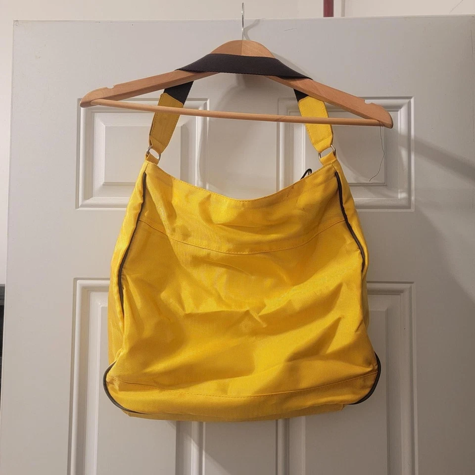 Bolso de hombro Kenneth Cole Reaction Preloved amarillo unisex Foto 3 de 4