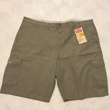 Wrangler Outdoor relaxed fit Khaki cargo shorts size 46
