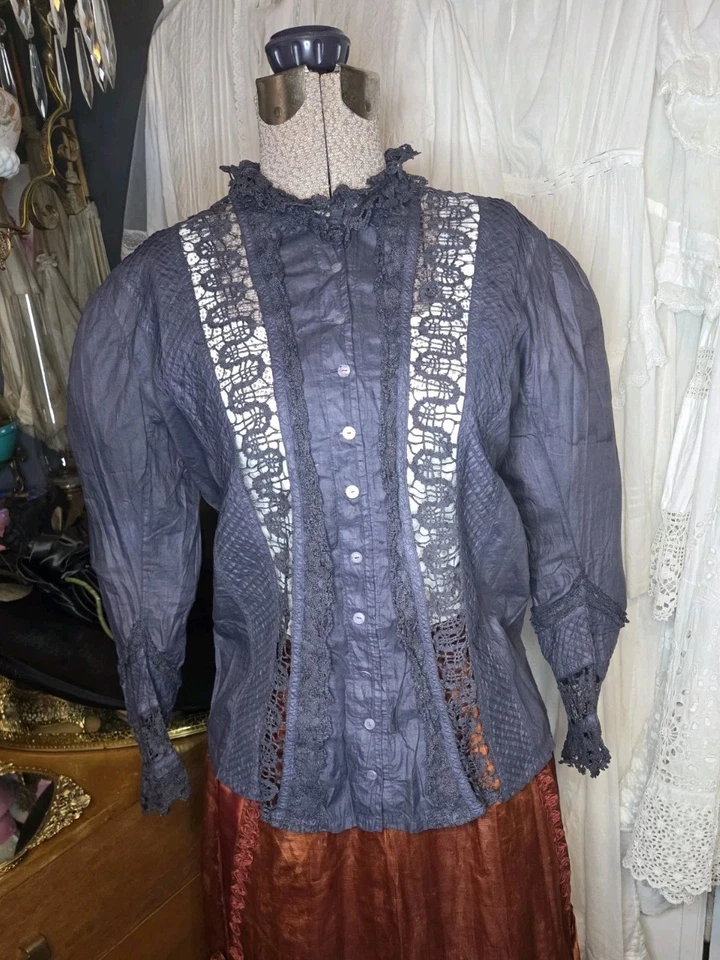 Blusa eduardiana azul oscuro con pliegues y encaje